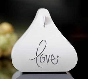 Détail de la boîte à bonbons de mariage découpée au laser avec inscription Love élégante