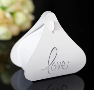 Gros plan détaillé de la boîte cadeau ajourée blanche LOVE avec reflet élégant