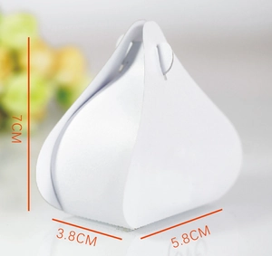 Boîte cadeau LOVE ajourée en papier nacré blanc avec dimensions 7cm x 5,8cm x 3,8cm