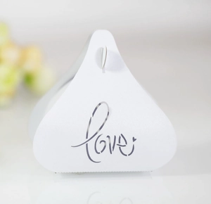 Vue détaillée d'une boîte de mariage en papier perlé blanc avec gravure laser Love