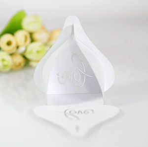 Détail de la boîte à bonbons Love en papier perlé blanc avec découpe laser en cœur
