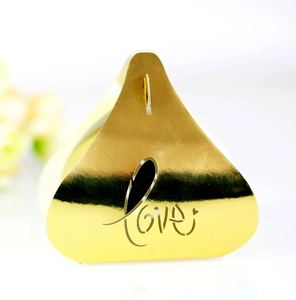 Vue détaillée de la boîte à bonbons dorée triangulaire avec texte LOVE découpé