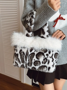 Sac à main d'hiver imprimé léopard avec bordure en fausse fourrure blanche et anse chic