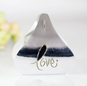 Boîte à bonbons de mariage argentée ajourée laser LOVE avec design pyramide