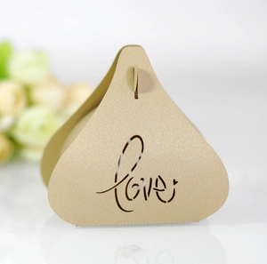 Gros plan sur boîte à bonbons dorée nacrée avec motifs Love découpés au laser