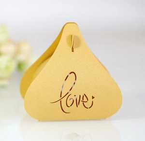 Boîte à bonbons Love dorée découpée au laser avec finition nacrée pour mariage