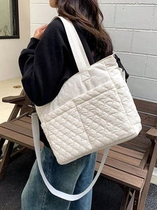 Grand sac fourre-tout matelassé blanc cassé avec bandoulière réglable pour femme