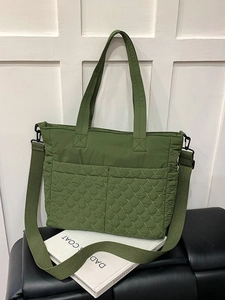 Sac fourre-tout matelassé vert armée avec poches avant et bandoulière réglable