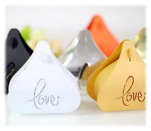 Boîtes à bonbons Love triangulaires en papier perlé pour mariages et réceptions