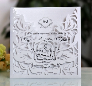 Invitation de mariage découpée au laser en papier perlé blanc avec motifs floraux