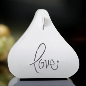 Boîte à dragées mariage blanche découpée au laser en forme de goutte motif LOVE