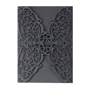 Elegante schwarze Hochzeitseinladungskarte mit filigranen laserkopf Mustern