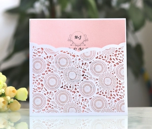 Invito matrimonio intagliato al laser con carta perlata rosa e monogramma MJ