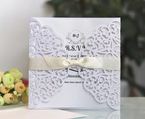 Lasergeschnittene weiße Hochzeitseinladung mit beiger Schleife und elegantem R.S.V.P Text