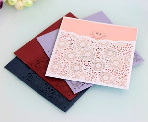 Dettagli dell'intaglio laser su inviti di nozze color blu navy e bordeaux elegante