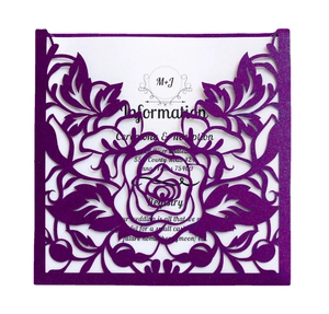 Invitation de mariage découpée au laser en paillettes violettes avec motif de rose