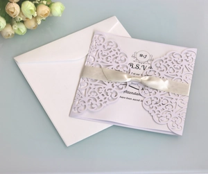 Elegante lasergeschnittene Hochzeitseinladung mit weißem Umschlag und Seidenband