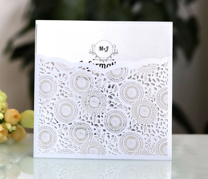 Faire-part de mariage découpé au laser avec pochette en dentelle et carte élégante