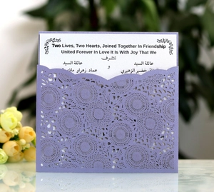 Eleganti inviti di nozze viola intagliati al laser con carte in carta perlata
