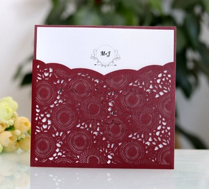 Elegante set di inviti di nozze bordeaux tagliato al laser con inserto in carta bianco perlato
