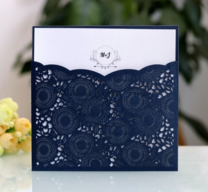 Elegante invito di nozze blu navy tagliato al laser con motivi floreali e monogramma MJ