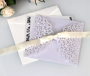 Elegante lasergeschnittene Hochzeitseinladung in Lavendel mit Umschlag und Seidenband