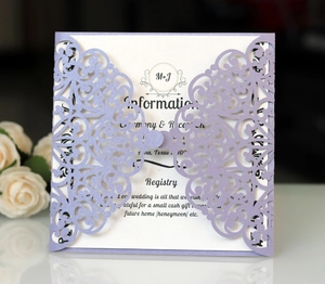 Detail der lasergeschnittenen lavendelfarbenen Hochzeitseinladungskarte mit Blumenmuster
