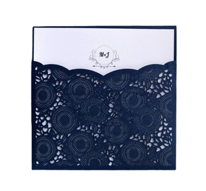 Faire-part de mariage bleu marine découpé au laser avec insert de carte personnalisé