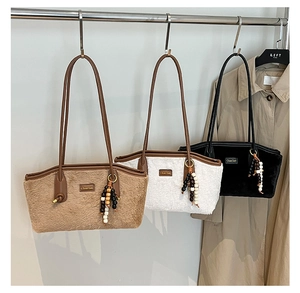 Plüsch-Einkaufstaschen in Beige, Weiß und Schwarz mit Perlenanhängern und Lederriemen