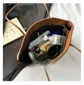 Makroansicht der braunen Teddy-Tasche Innenraum mit Lederbesatz und goldenem Reißverschluss
