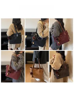 Grand sac cabas en suédine avec cordon de serrage et pompon porté par mannequin