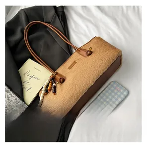 Detail der braunen Plüschtasche mit Lederriemen und Vintage-Holzperlenverzierung