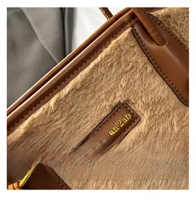 Detailansicht der Handtasche aus braunem Leder und Kunstfell mit präzisen Nähten