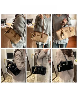 Detailaufnahmen der Plüsch-Einkaufstasche in Khaki und Schwarz mit stilvollem Quastenanhänger