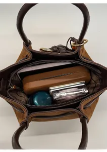 Vue intérieure du sac cabas en daim marron montrant sa grande capacité de rangement