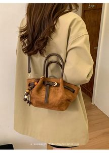Sac fourre-tout en cuir dépoli marron avec pampille en perles de bois et boucle rétro