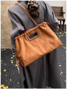 Sac cabas en daim marron avec cordon de serrage et bandoulière en extérieur
