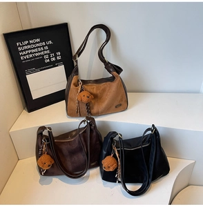 Détails de trois sacs à main vintage en marron, café et noir avec pendentif ours peluche