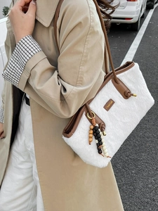 Retro Schultertasche aus weißem Kunstpelz mit braunen Ledergriffen und Perlendekor