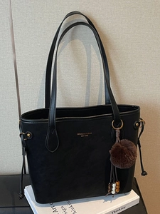 Sac Fourre-tout Vintage en Cuir PU pour Femmes Grande Capacité Sac à Bandoulière Avec Pendentif Boule en Fausse Fourrure Sac à Main Rétro Couleur Unie