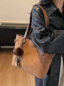 Grand sac cabas marron rétro avec pendentif en peluche porté par un mannequin