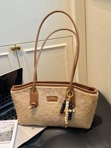 Beige Plüsch-Schultertasche mit braunen Lederriemen und Vintage-Metalllogo für Damen
