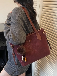 Sac fourre-tout rétro bordeaux en daim avec bandoulière et pendentif boule pour femme