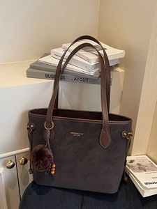 Grand sac cabas vintage marron café en suède mat avec poignées en cuir et pompon
