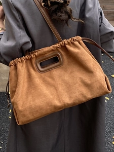 Sac fourre-tout en daim marron avec cordon de serrage et bandoulière pour l'hiver
