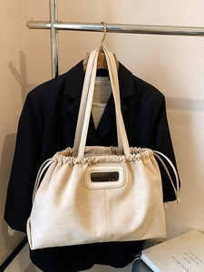 Sac fourre-tout minimaliste en daim beige avec cordon de serrage et poignée découpée