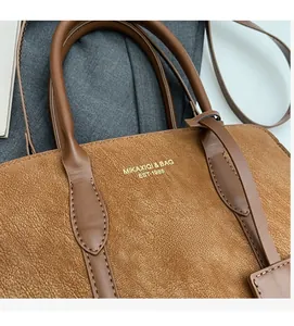 Nahaufnahme der braunen Vintage-Einkaufstasche mit Retro-Textur und Markenlogo