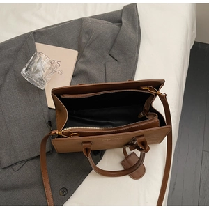 Draufsicht auf geräumige braune Vintage Ledershopper mit Stofffutter und Reißverschluss