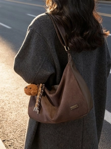 Grande borsa hobo marrone scuro in pelle retrò con ciondolo a forma di cucciolo