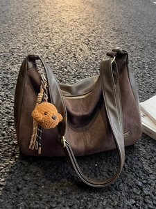 Borsa Hobo caffè scuro in pelle scamosciata e sintetica con ciondolo cane di peluche